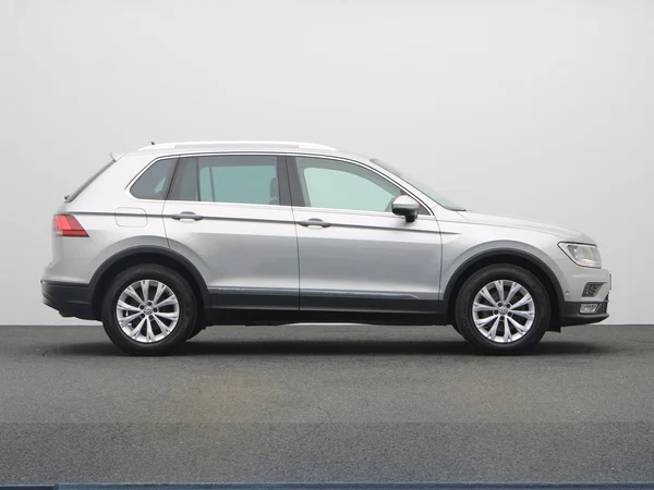 VOLKSWAGEN Tiguan (2017) — foto 13 van 23