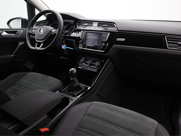 VOLKSWAGEN Touran (2016) — foto 11 van 17