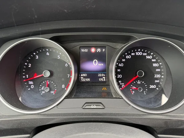 VOLKSWAGEN Tiguan (2018) — foto 6 van 24