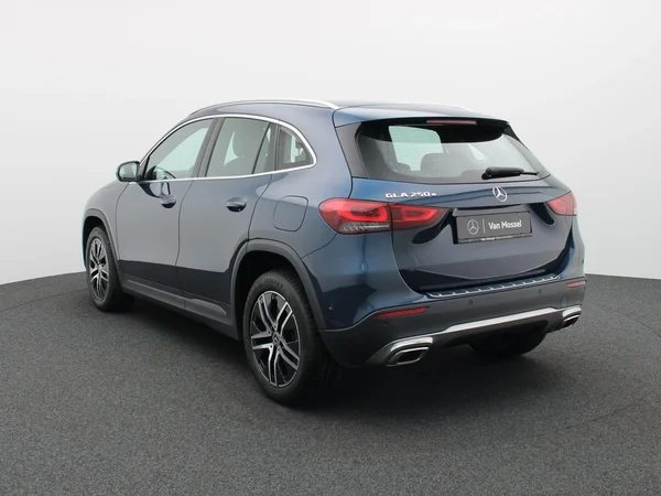 Mercedes-Benz GLA (2022) — foto 12 van 24
