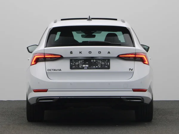 SKODA Octavia Combi PHEV (2022) — foto 20 van 23