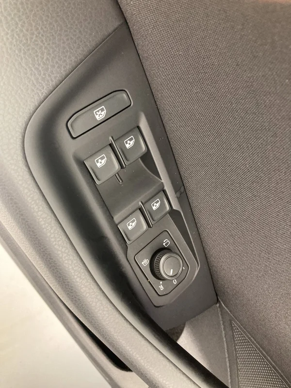 VOLKSWAGEN Passat Variant (2024) — foto 8 van 35