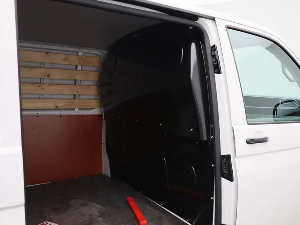 Volkswagen Transporter (2023) — foto 6 van 38