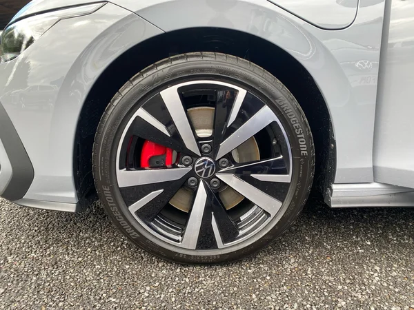 VOLKSWAGEN Golf VIII GTE (2024) — foto 8 van 16
