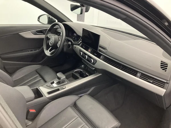 AUDI A4 Avant (2022) — foto 2 van 36