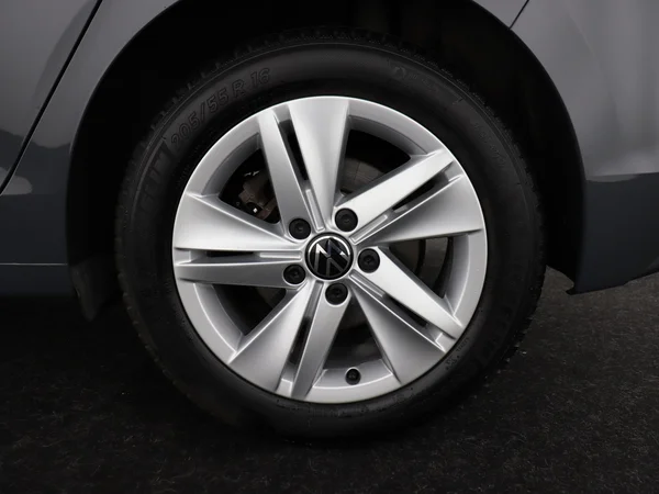 VOLKSWAGEN Golf (2024) — foto 7 van 28