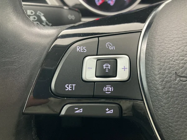 VOLKSWAGEN Touran (2020) — foto 2 van 23