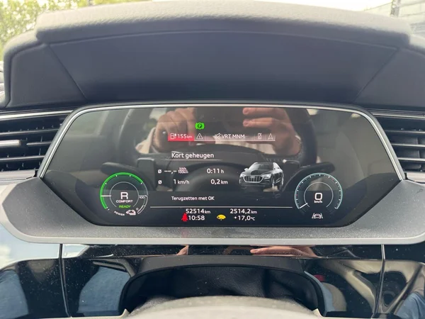 AUDI Q8 Sportback e-tron (2024) — foto 6 van 24