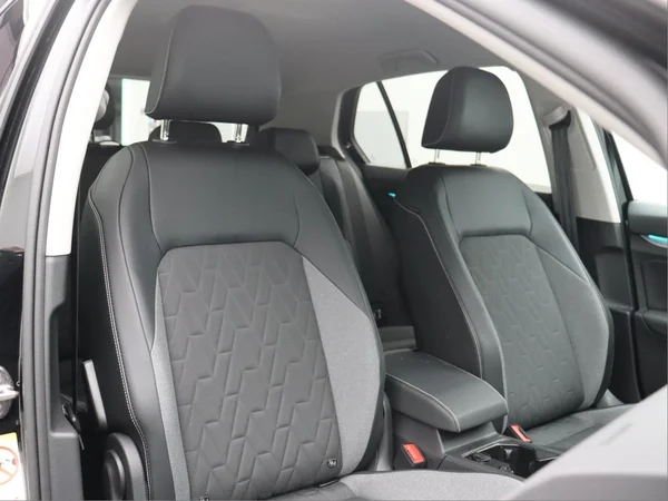 VOLKSWAGEN Golf VIII (2025) — foto 18 van 19