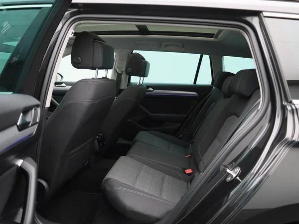 Volkswagen Passat (2022) — foto 2 van 48
