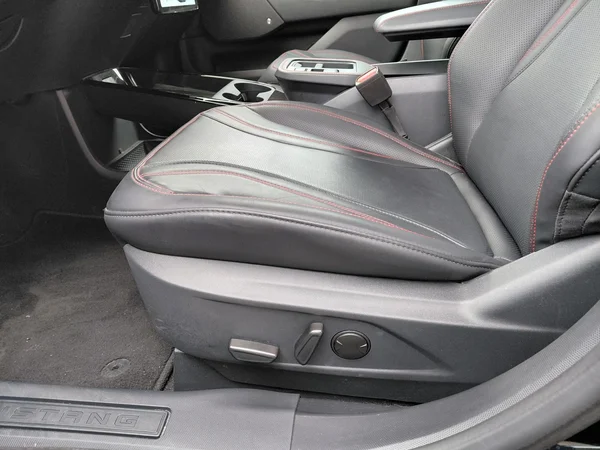 Ford Mustang Mach-E (2025) — foto 11 van 25