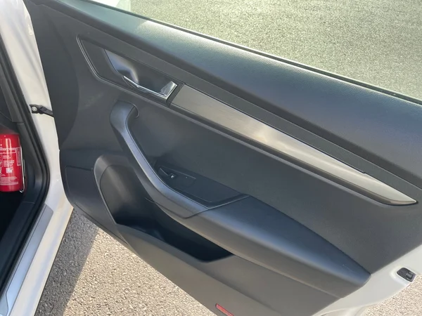 SKODA Karoq (2018) — foto 8 van 21