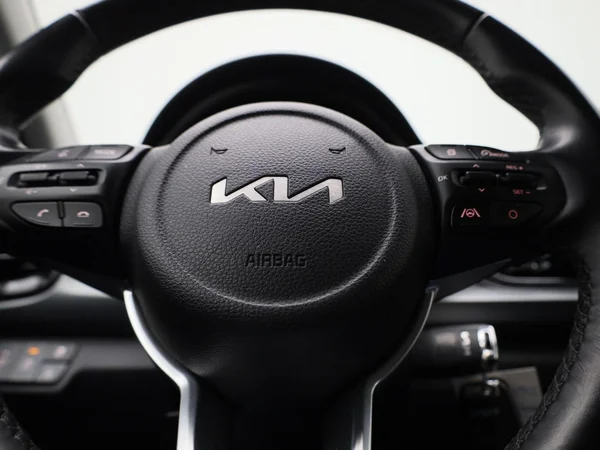 Kia Rio (2023) — foto 18 van 38