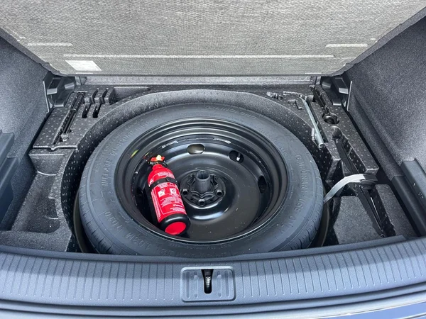 VOLKSWAGEN Tiguan (2023) — foto 13 van 24