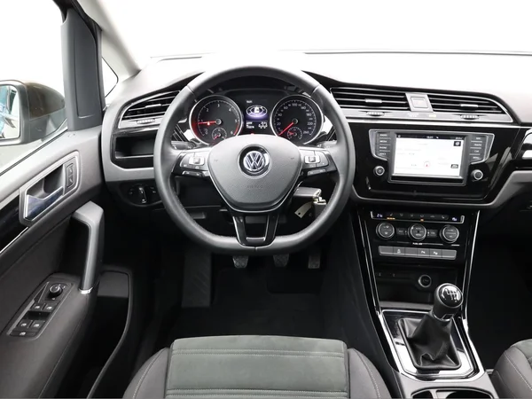 VOLKSWAGEN Touran (2017) — foto 6 van 23