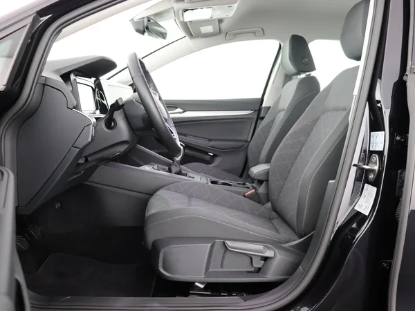 VOLKSWAGEN Golf (2024) — foto 2 van 27