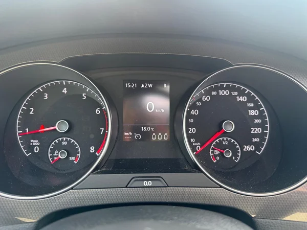 VOLKSWAGEN Golf Sportsvan (2018) — foto 20 van 22
