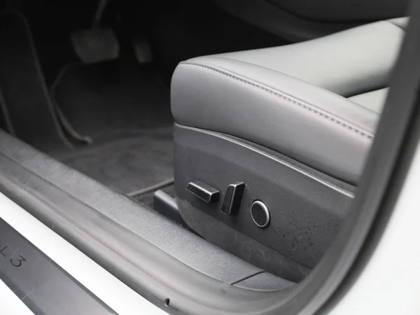 Tesla Model 3 (2023) — foto 25 van 40