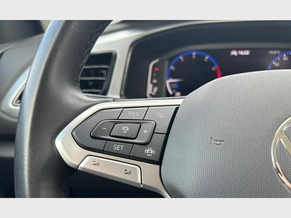 Volkswagen T-Roc (2022) — foto 15 van 29