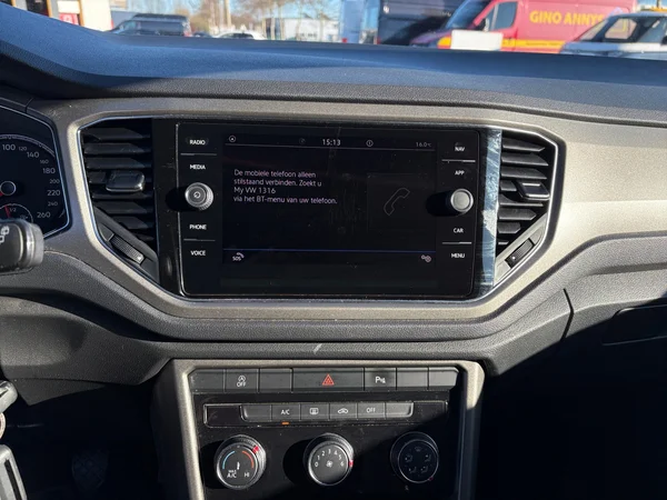 VOLKSWAGEN T-Roc (2021) — foto 4 van 20