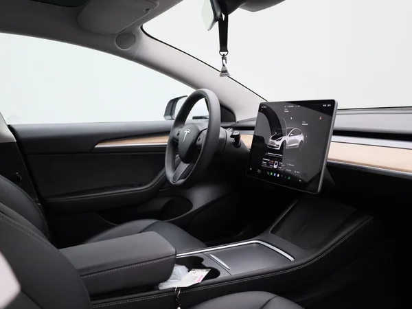 Tesla Model 3 (2023) — foto 29 van 44