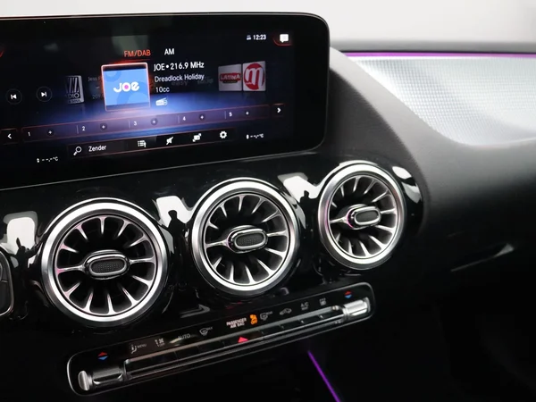 Mercedes-Benz GLA (2022) — foto 3 van 24