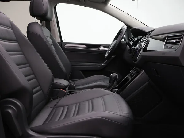 Volkswagen Touran (2021) — foto 3 van 28