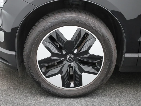 Volvo EX30 (2024) — foto 10 van 41