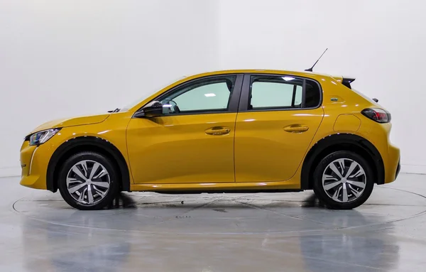 Peugeot E-208 (2023) — foto 12 van 43