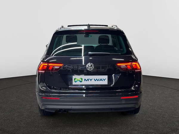 VOLKSWAGEN Tiguan (2018) — foto 19 van 24