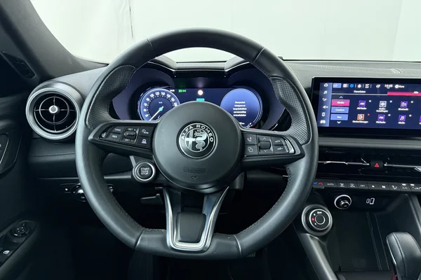 Alfa Romeo Tonale PHEV (2025) — foto 2 van 12