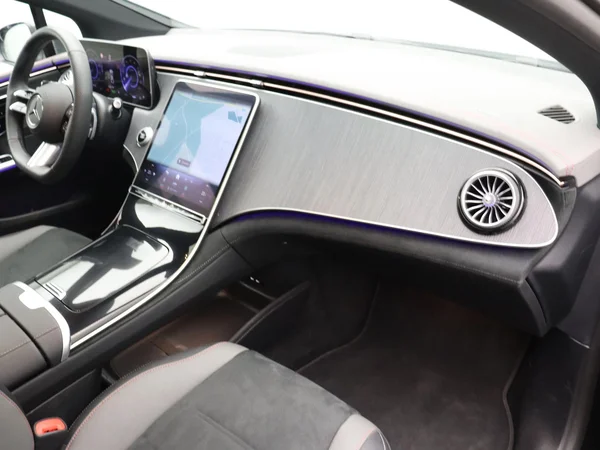 Mercedes-Benz EQE (2025) — foto 15 van 24