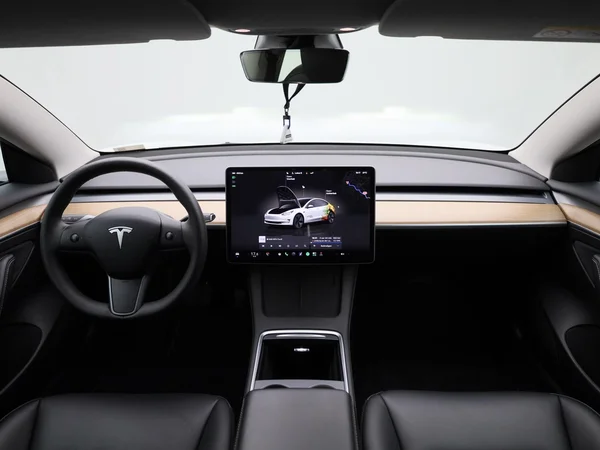 Tesla Model 3 (2023) — foto 29 van 40