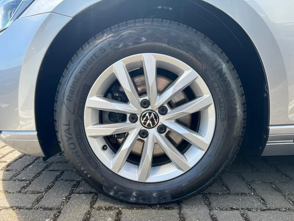 VOLKSWAGEN Passat Variant (2024) — foto 16 van 24