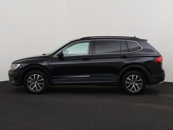 VOLKSWAGEN Tiguan (2019) — foto 12 van 28
