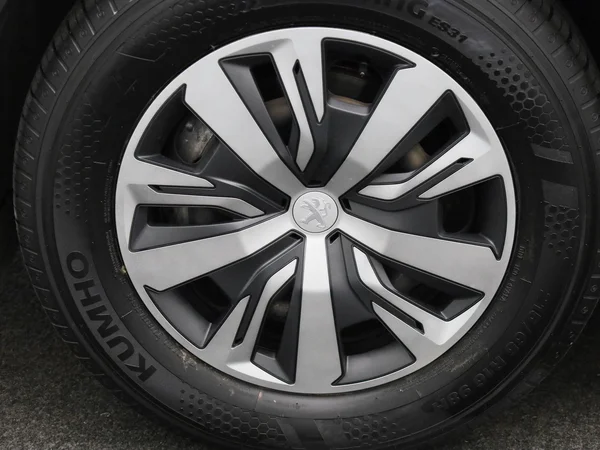 Peugeot e-2008 (2023) — foto 7 van 43