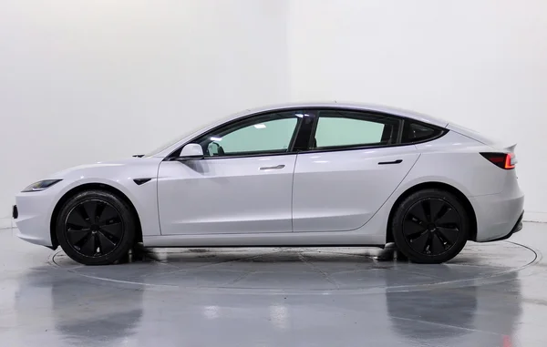 Tesla Model 3 (2023) — foto 12 van 49