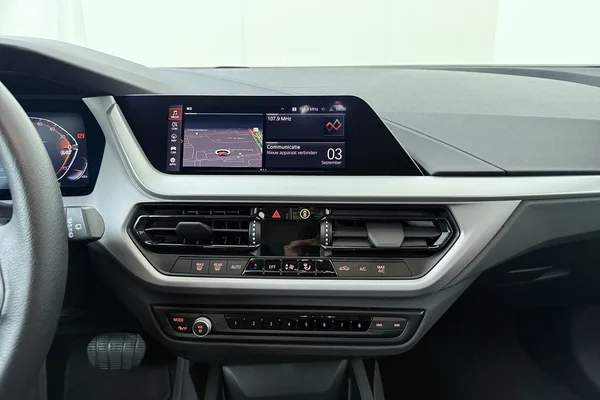 BMW 1 HATCH (2024) — foto 3 van 16