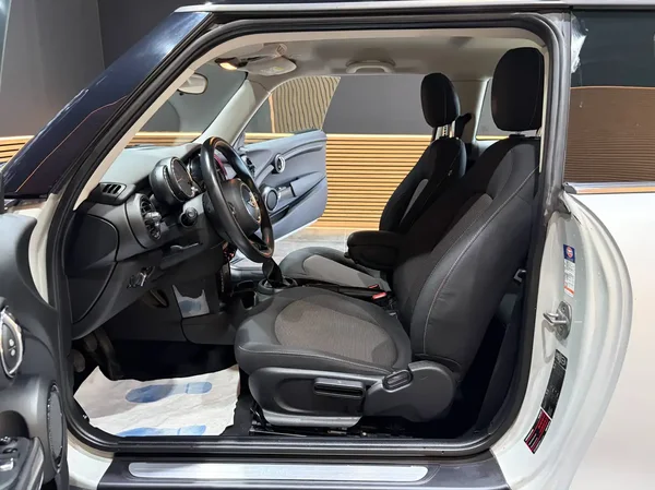 Mini Cooper (2014) — foto 17 van 19