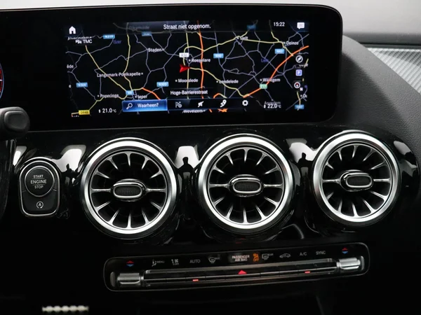 Mercedes-Benz GLA (2022) — foto 14 van 30