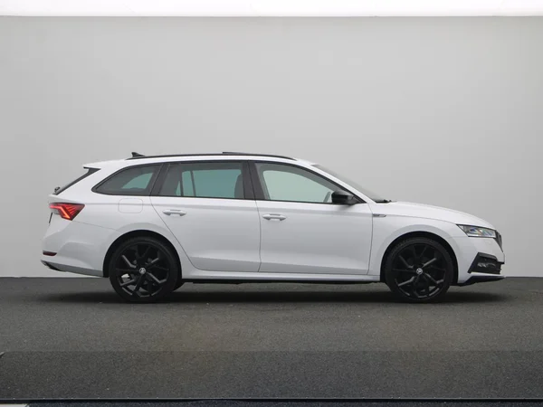 SKODA Octavia Combi PHEV (2022) — foto 21 van 23