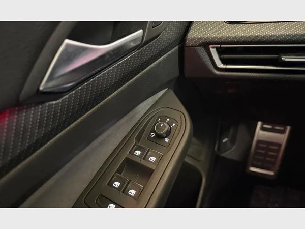 Volkswagen Golf VIII (2021) — foto 9 van 28