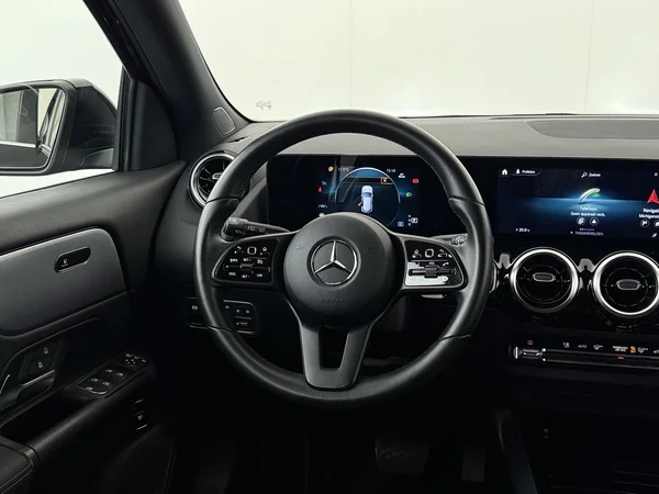 MERCEDES GLA 180 (2023) — foto 14 van 29