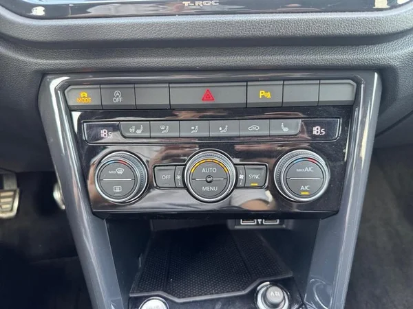 VOLKSWAGEN T-Roc (2018) — foto 16 van 31