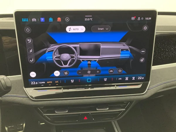 VOLKSWAGEN Passat SW (2024) — foto 16 van 36