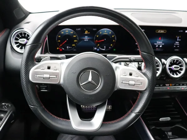 Mercedes-Benz GLB (2021) — foto 9 van 33