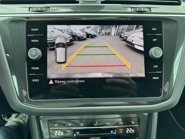 VOLKSWAGEN Tiguan (2021) — foto 3 van 24