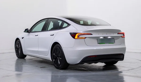 Tesla Model 3 (2023) — foto 23 van 49