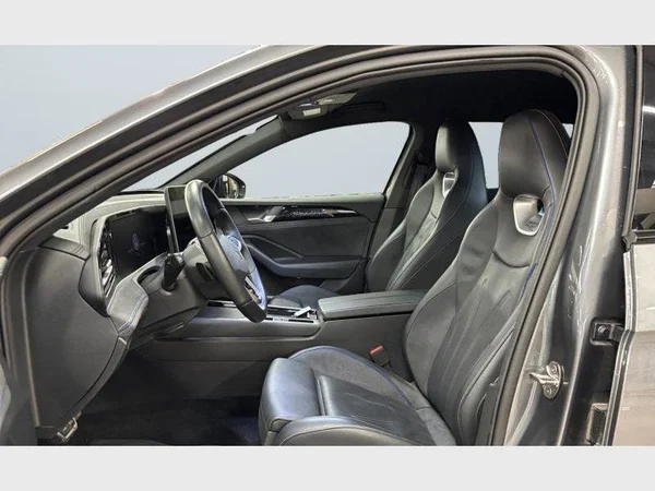Volkswagen Passat Variant (2024) — foto 2 van 38