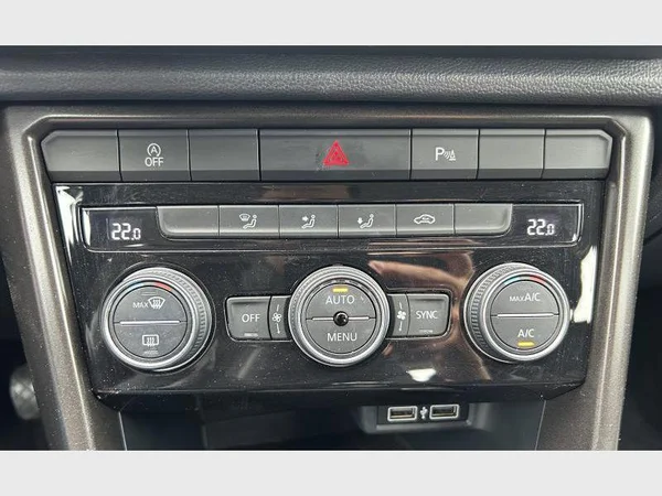 Volkswagen T-Roc (2019) — foto 8 van 32